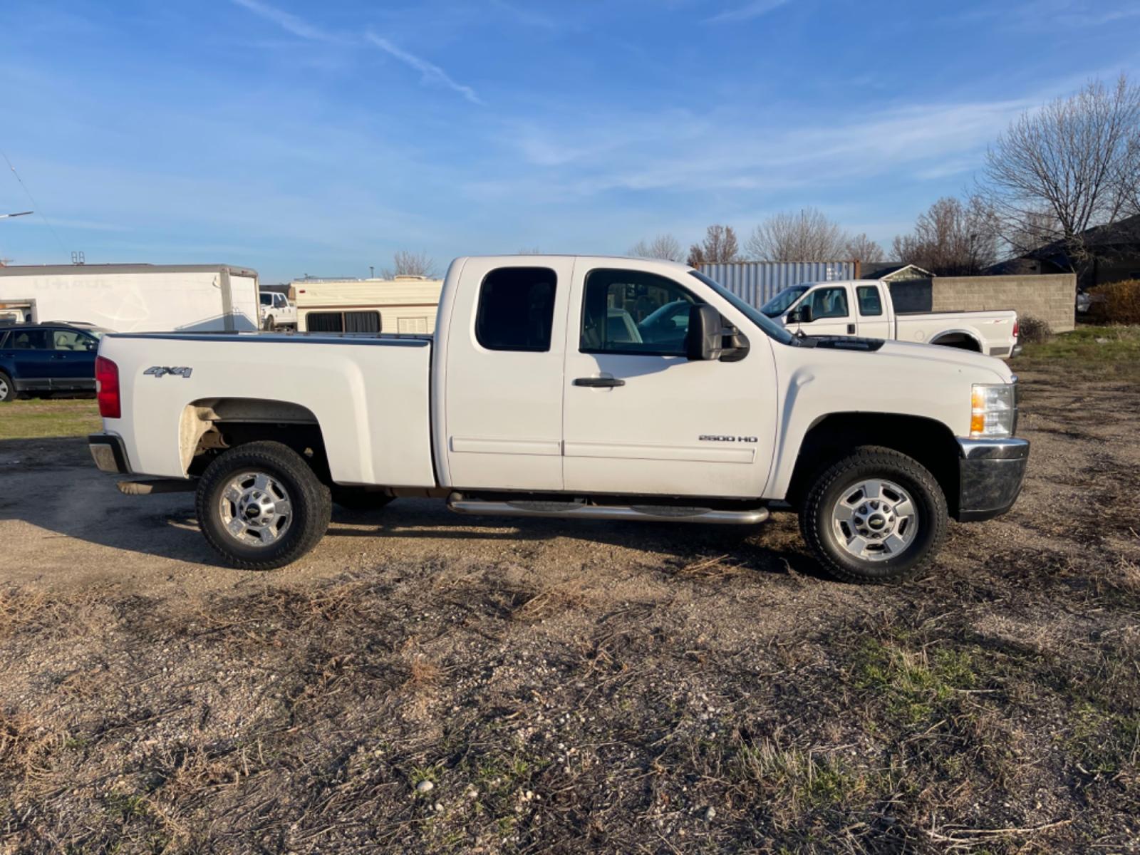 2013 Alpine White /Black Chevrolet Silverado 2500HD LT (1GC2KXCG1DZ) with an 6.0L V8 OHV 16V FFV engine, 6-Speed Automatic transmission, located at 813 E Fairview Ave, Meridian , ID, 83642, (208) 336-8230, 43.618851, -116.384010 - Photo #3